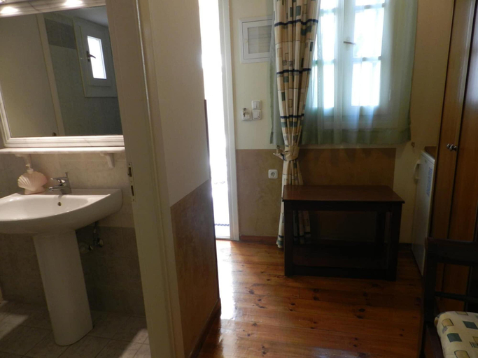 Bathroom 5, En Ermoupoli, South Aegean
