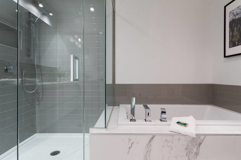 Bathroom 3, Spacious 2 Bedroom Condo in Little Italy, Montréal