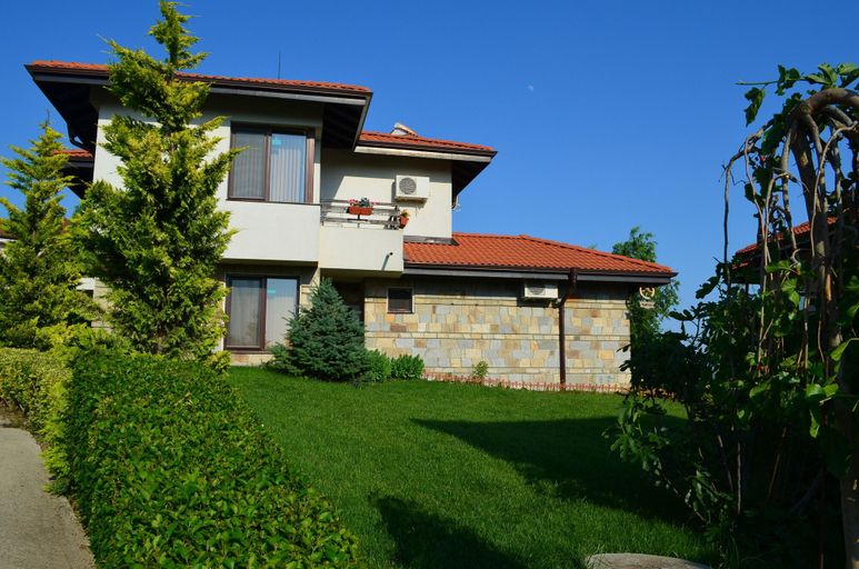 Exterior & Views