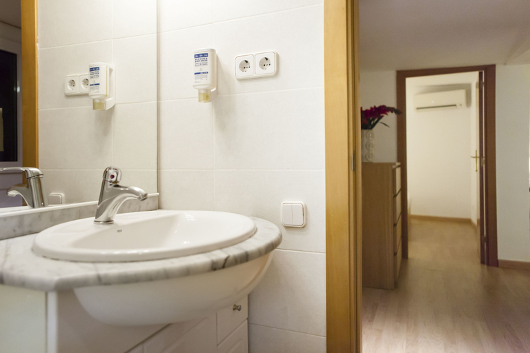 Bathroom 4, Las Ramblas Pasaje Bacardi Apartments, Barcelona