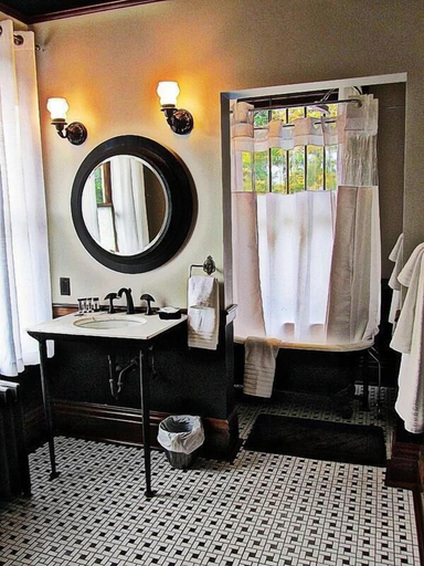 Bathroom 4, Blackwell Hotel, Kootenai
