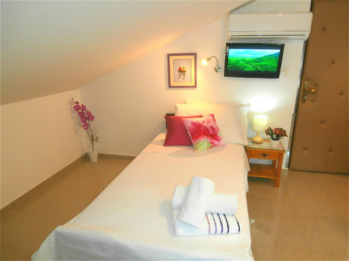 Bedroom 3, Apartments Song, Split