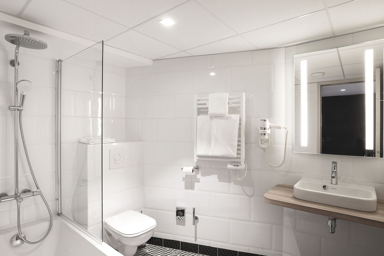 Bathroom 5, ibis Styles Laval Centre Gare, Mayenne