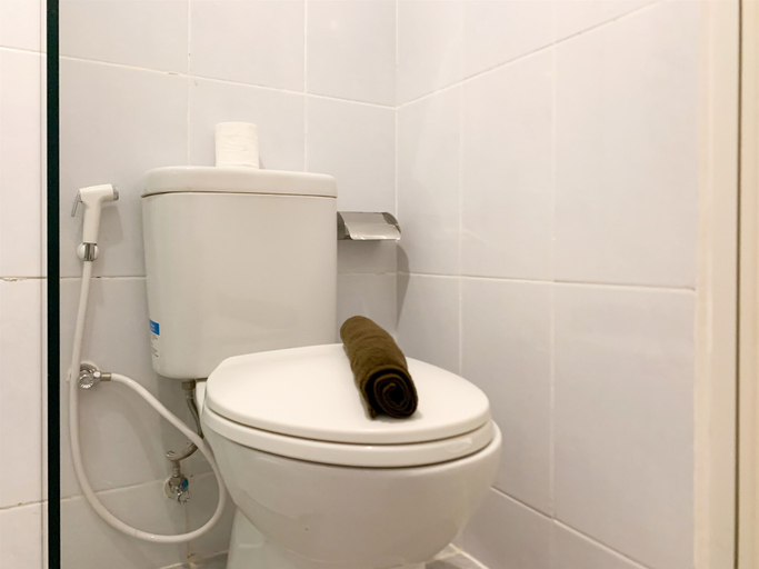 Bathroom 5, Comfortable 2BR Apartment Full AC at Tokyo Riverside PIK 2 By Travelio, Tangerang