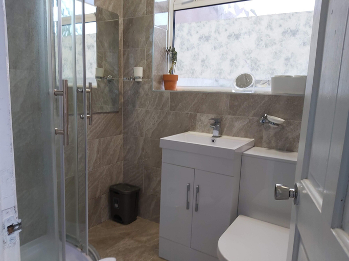 Bathroom 3, Huku Kwetu - Ferndale House, Luton