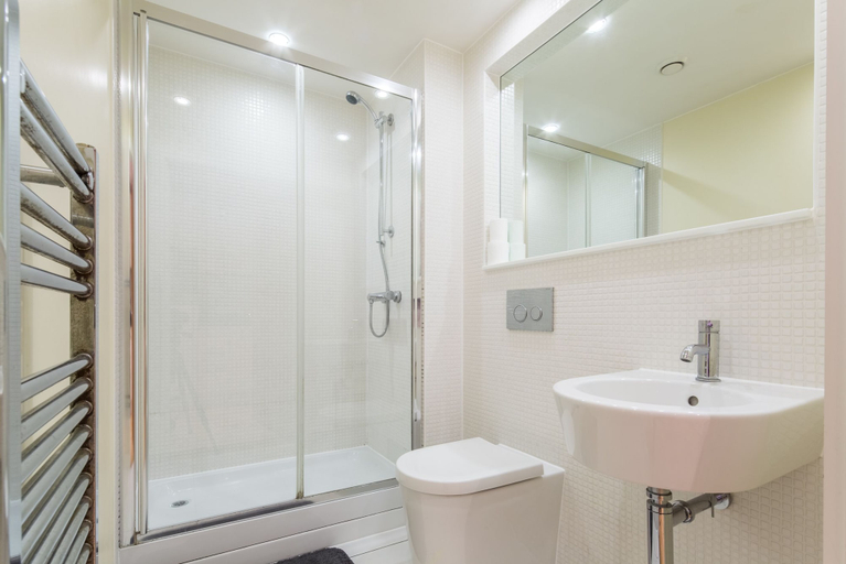 Bathroom, Modern Apt. in the Heart of Docklands, London