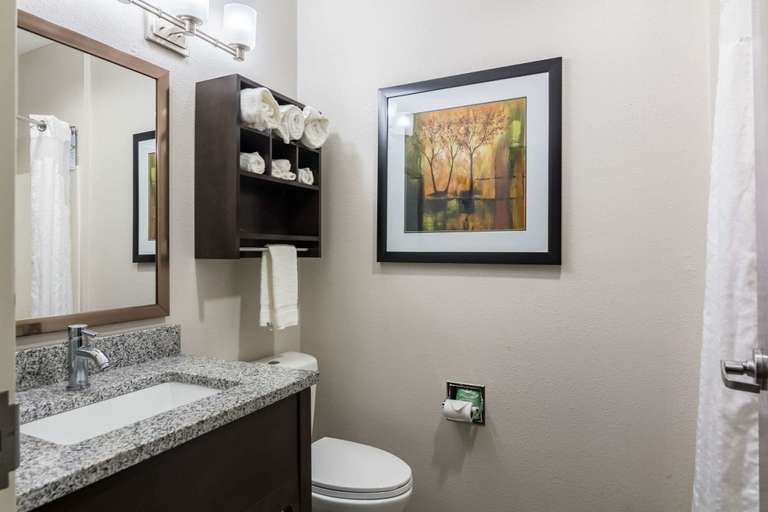 Bathroom, Quality Inn Warsaw near Rappahannock River, Richmond