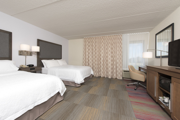Bedroom 4, Hampton Inn Grand Rapids-South, Kent