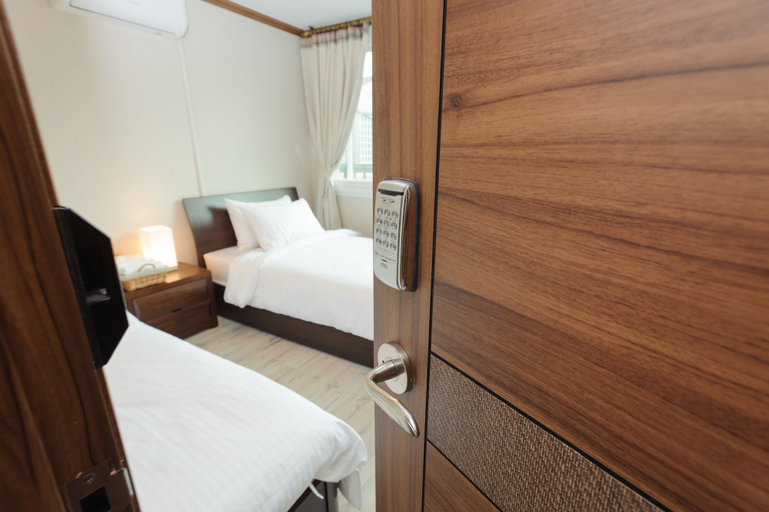 Bedroom 3, Big John's Place, Gangnam