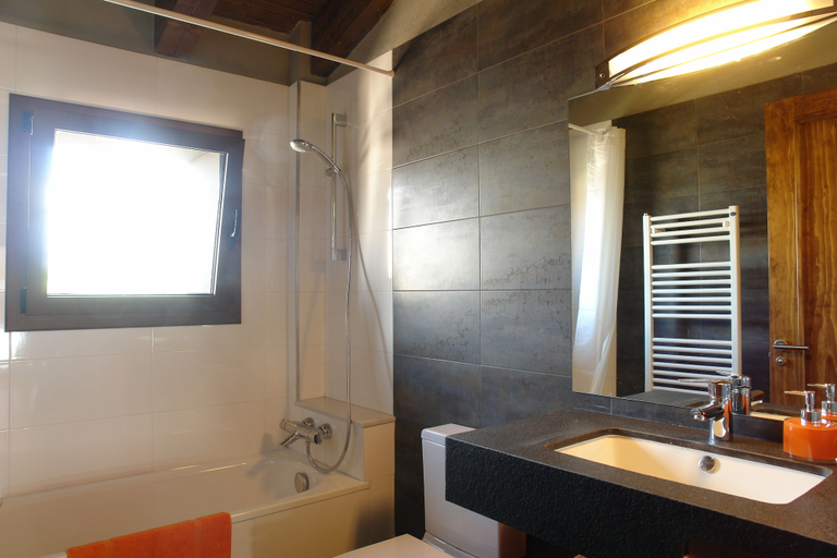 Bathroom 3, Mas d'Aravó, Girona
