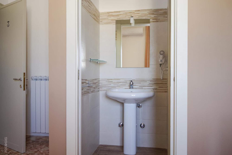 Bathroom 4, La Fenice Salentina, Lecce