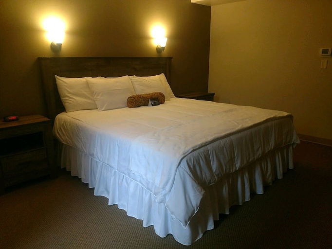 Bedroom 3, The Stables Inn and Suites, Columbiana