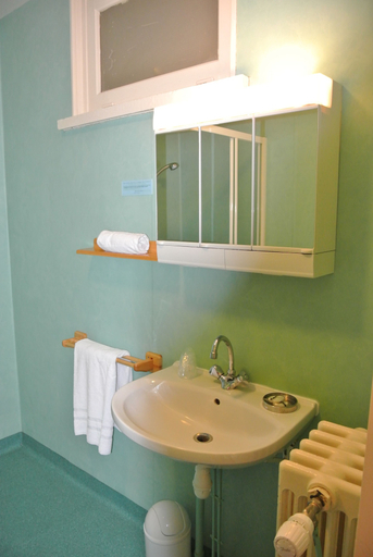 Bathroom 4, Hôtel Restaurant Le Central, Creuse
