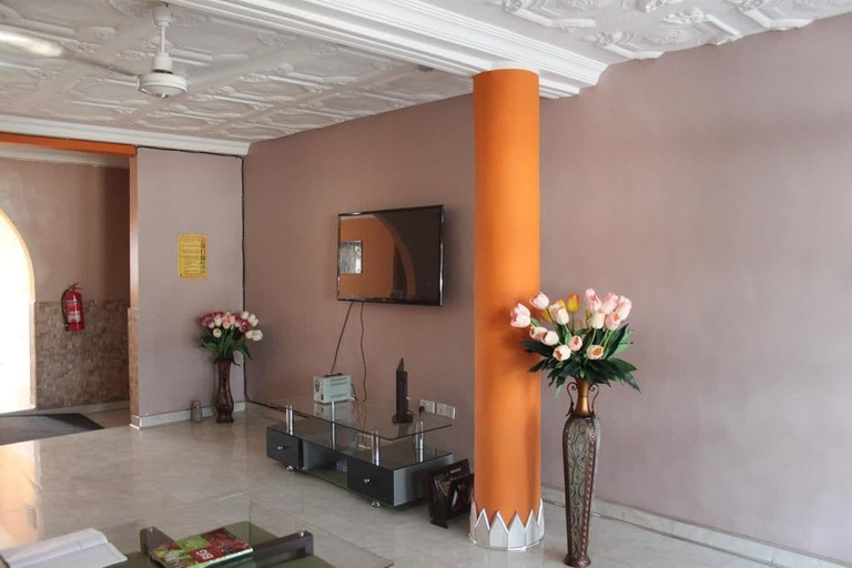 Others 5, White Stone Lodge, Tema
