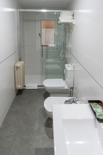 Bathroom 3, Hostal Verona, Granada