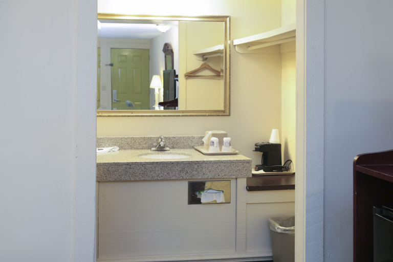 Bathroom 5, Knights Inn Battle Creek, Calhoun