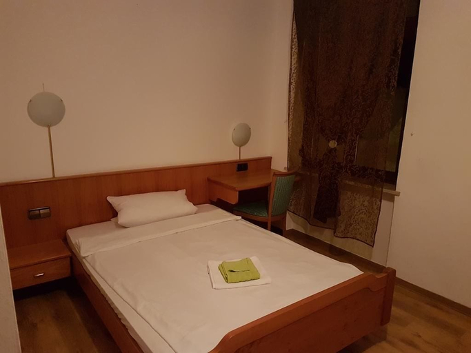 Bedroom 2, Gasthaus Lamm, Pforzheim