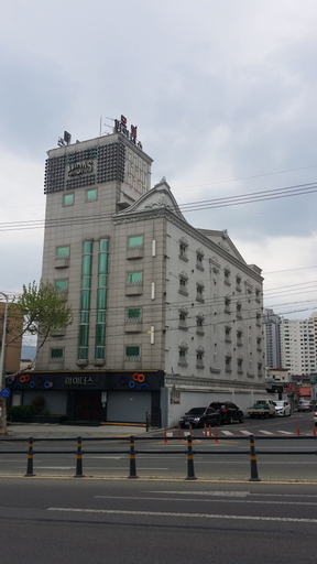 Midas Hotel, Buk