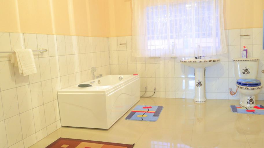 Bathroom 3, KM Executive Lodge, Livingstone