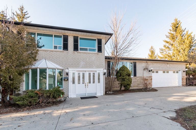 Exterior & Views 1, Family & Corporate home in Mississauga, Peel