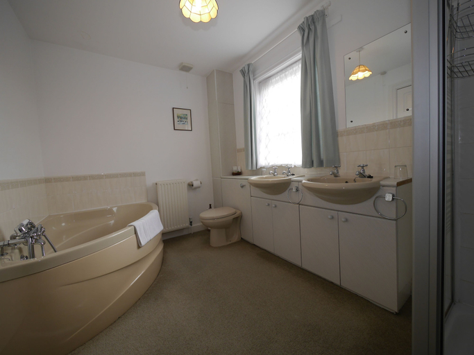 Bathroom 3, Kennacott Court, Cornwall
