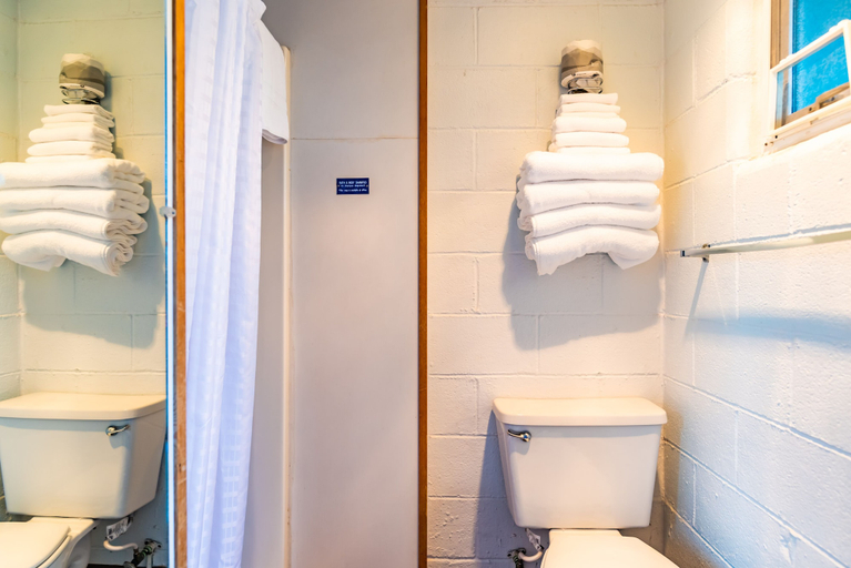 Bathroom 4, Seagull Beachfront Inn, Lincoln