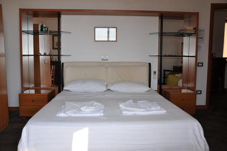 Bedroom 4, B & B La Panoramica, Cosenza