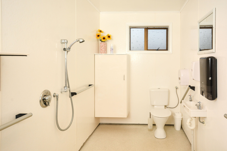 Bathroom 4, Piwaka Lodge and Backpackers, Marlborough