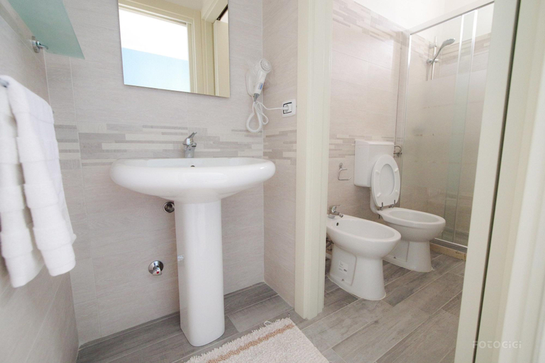 Bathroom 4, La Fenice Salentina, Lecce
