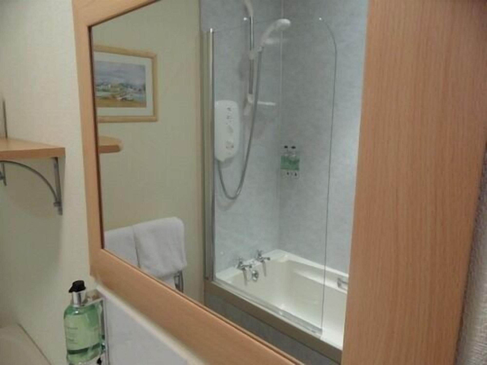 Bathroom 3, Cairn Hotel, Highland
