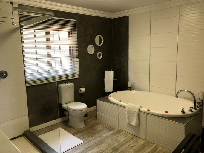 Bathroom 5, Galagos Lodge, Bojanala