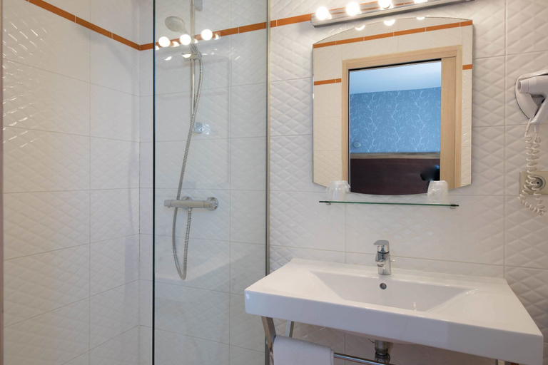 Bathroom 5, Hôtel Cosmopolitain, Pyrénées-Atlantiques