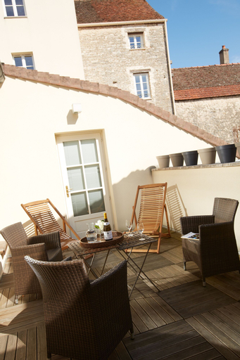 Exterior & Views 5