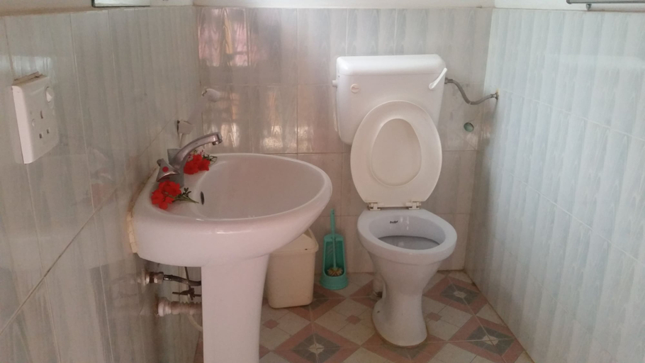Bathroom 4, St. Gotthard Motel Bar & Restaurant, Malindi