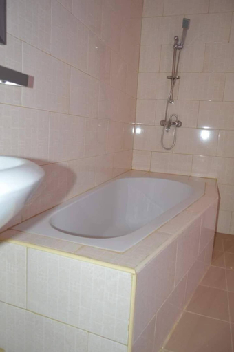 Bathroom 3, Dalma Zambarau Lodge, Magharibi