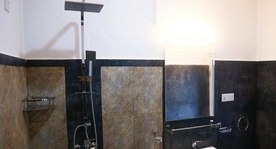 Bathroom 4, Silver Sign Hotel and Gem Gallery, K.F.G. & G. Korale
