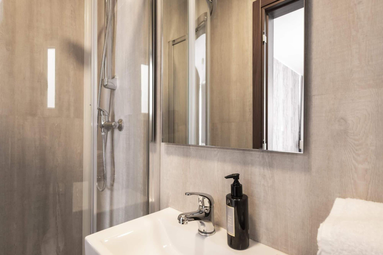 Bathroom 4, C'est La Vie Hotel Marsascala