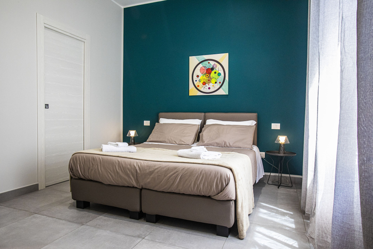 Bedroom 4, Garibaldi 136, Napoli