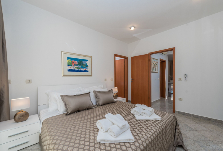 Bedroom 2, Very Good Life, Preko