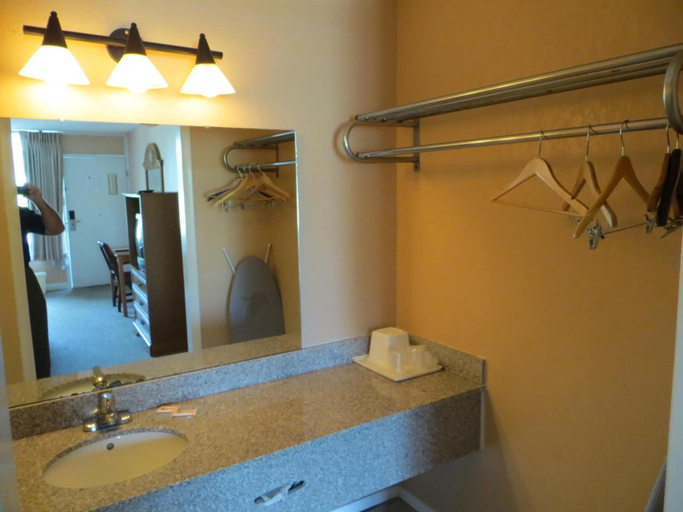 Bathroom 4, Americourt Extended Stays, Sullivan