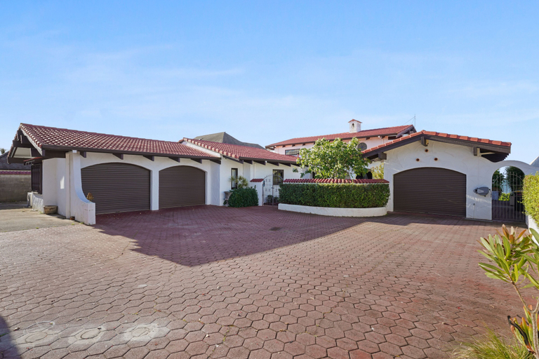 Exterior & Views 2, Magnificent Beachfront Mansion - Pool, Manukau