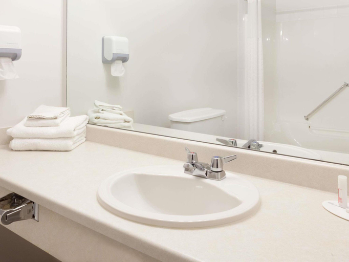 Bathroom 5, Super 8 By Wyndham Valemount, Fraser-Fort George