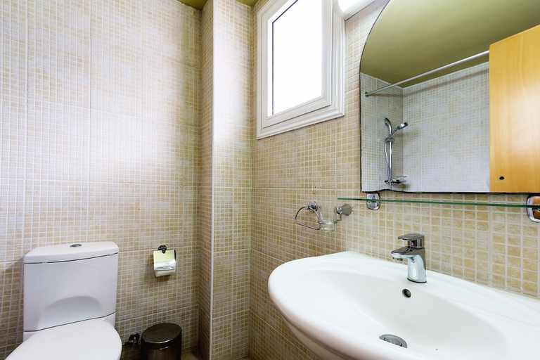 Bathroom 4, G&E Beach Apartments