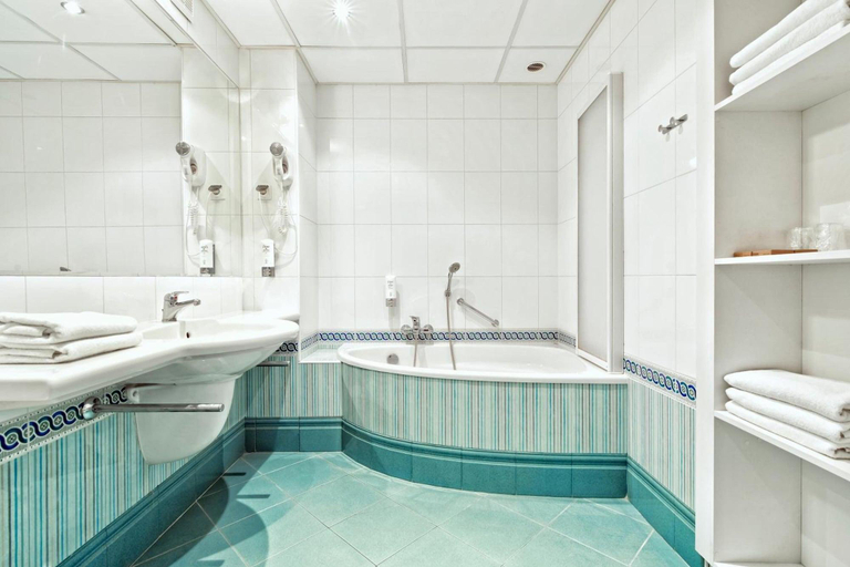 Bathroom 4, Hotel Victoria, Lublin City