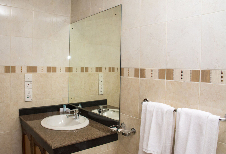 Bathroom 4, Hotel Lakefield, K.F.G. & G. Korale