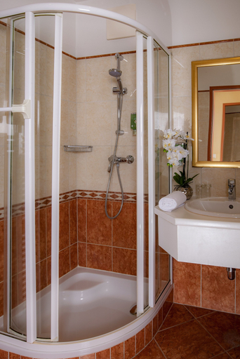 Bathroom 4, Thermenhotel 4 Jahreszeiten, Oberpullendorf