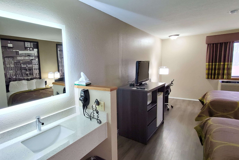 Others 5, Super 8 by Wyndham Paris, Henry