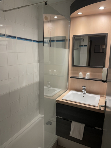 Bathroom 4, Logis Hotel le Neron, Isère