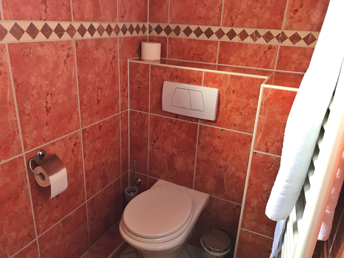 Bathroom 5, Hotel-Restaurant Meistertrunk, Herne