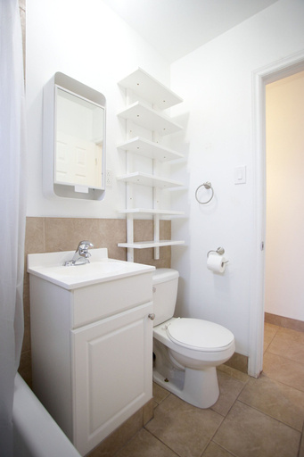 Bathroom 2, The Milton Apartments, Montréal